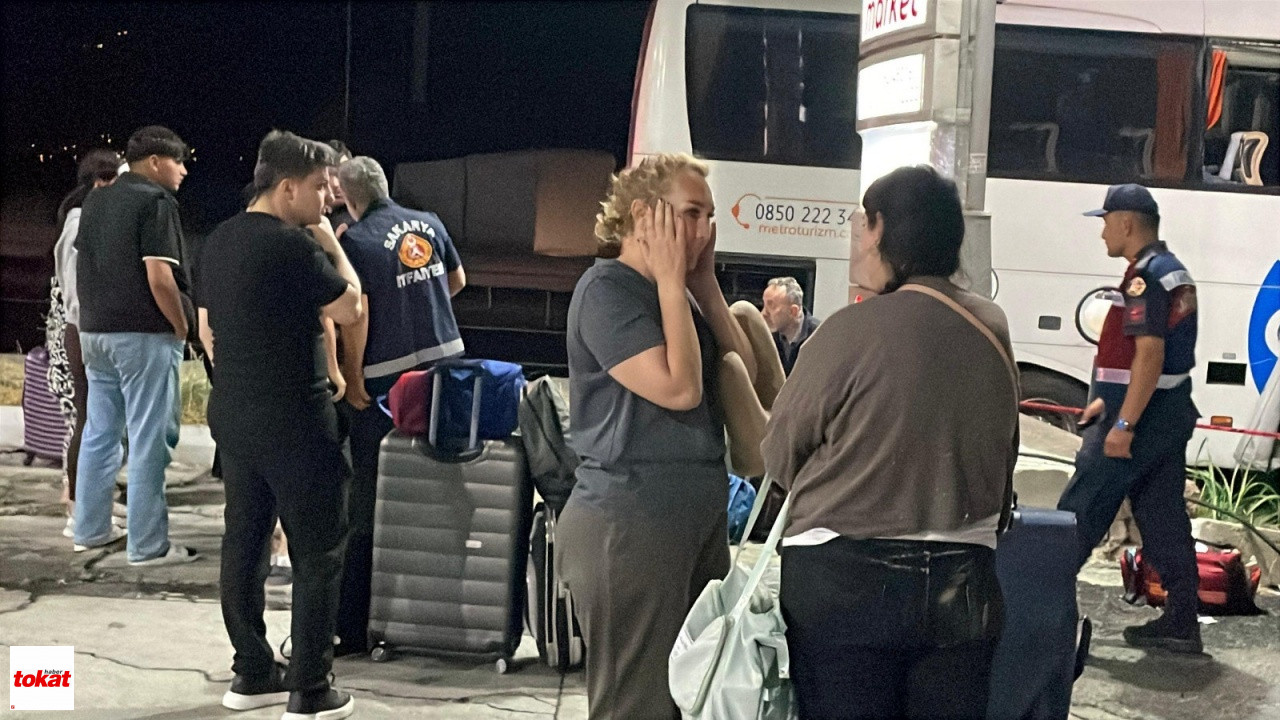 Faciadan Dönüldü 40 Yolcusu Olan Otobüs Tıra Çarptı, 12 Kişi Yaralandı5
