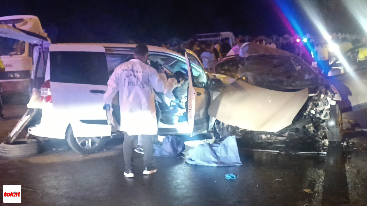 Iki Araç Kafa Kafaya Çarpıştı 5 Ölü, 2 Yaralı1