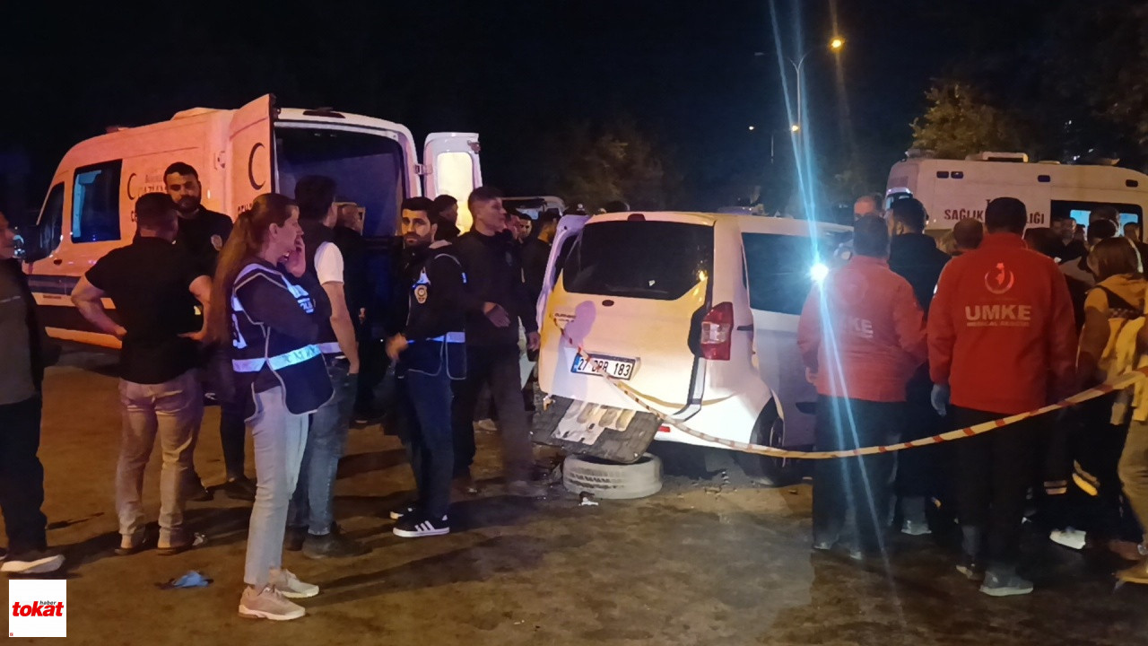 Iki Araç Kafa Kafaya Çarpıştı 5 Ölü, 2 Yaralı3