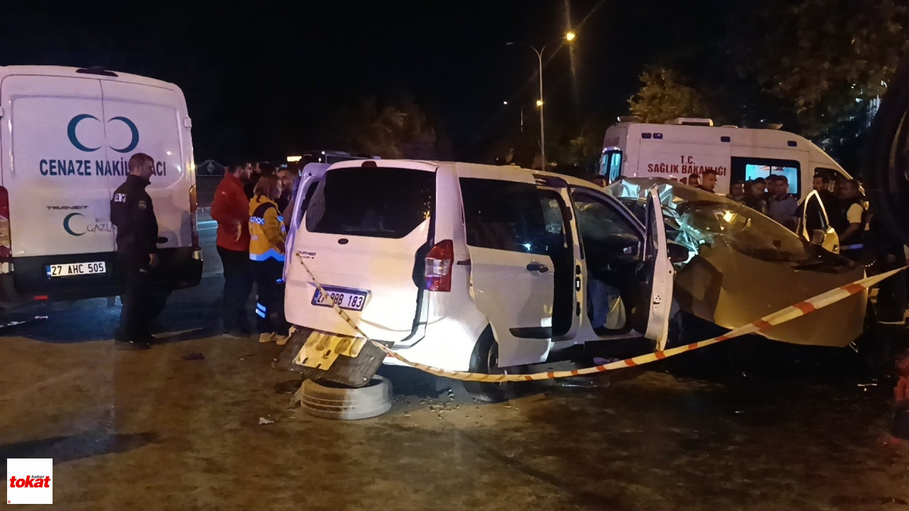Iki Araç Kafa Kafaya Çarpıştı 5 Ölü, 2 Yaralı5