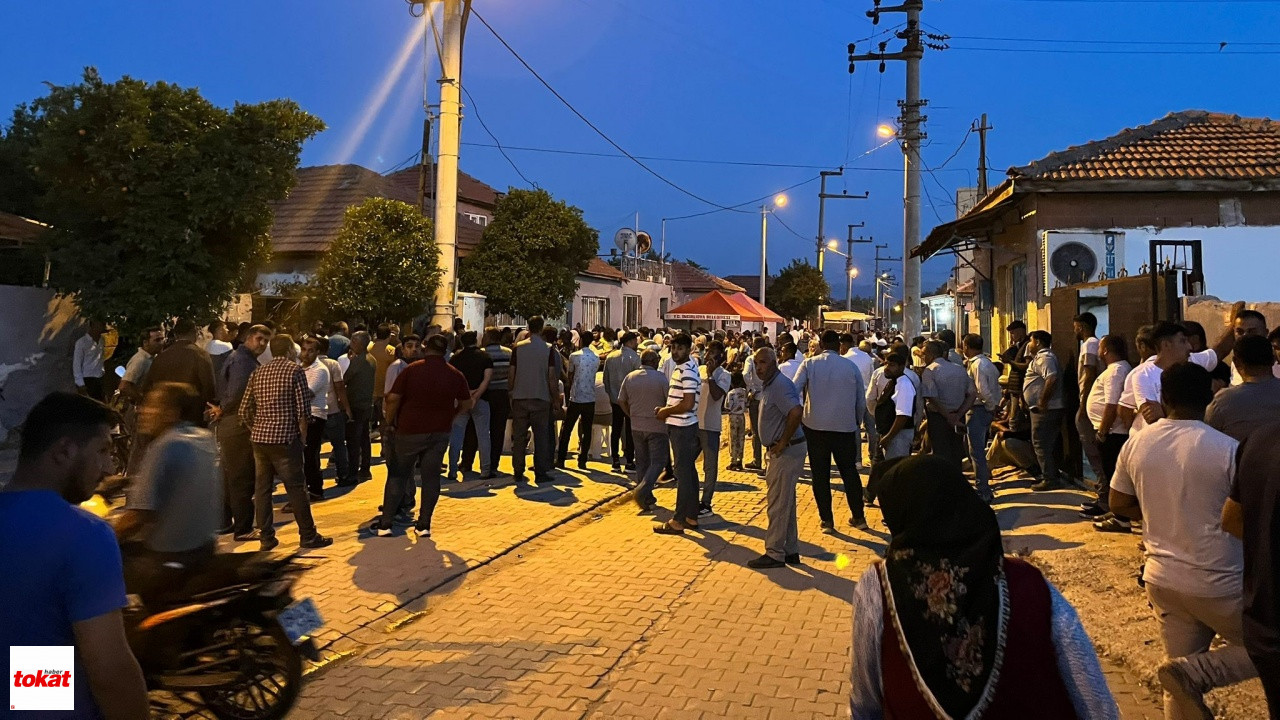 Kamyonet Ile Motosiklet Çarpıştı 1 Ölü, 2 Yaralı1