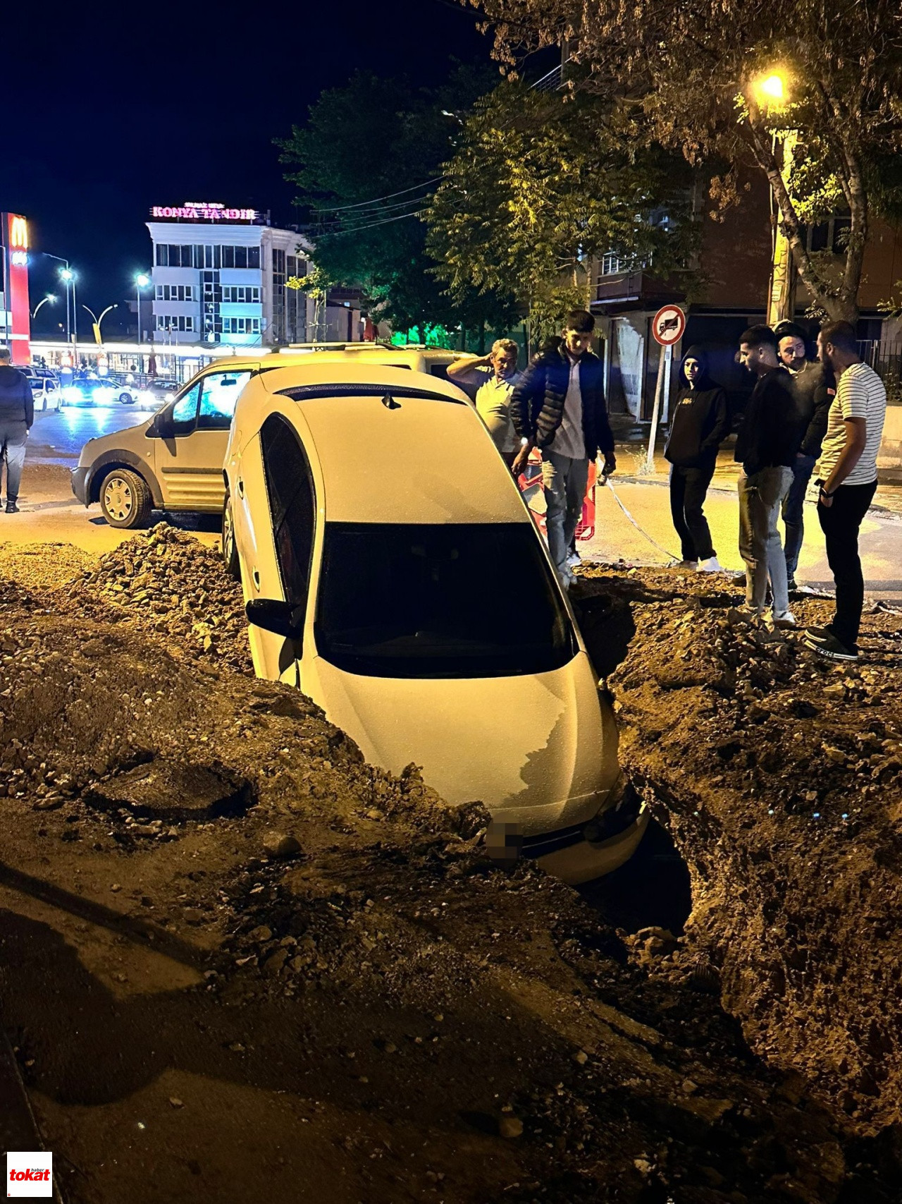 Otomobil Altyapı Çalışmaları Için Açılan Çukura Düştü