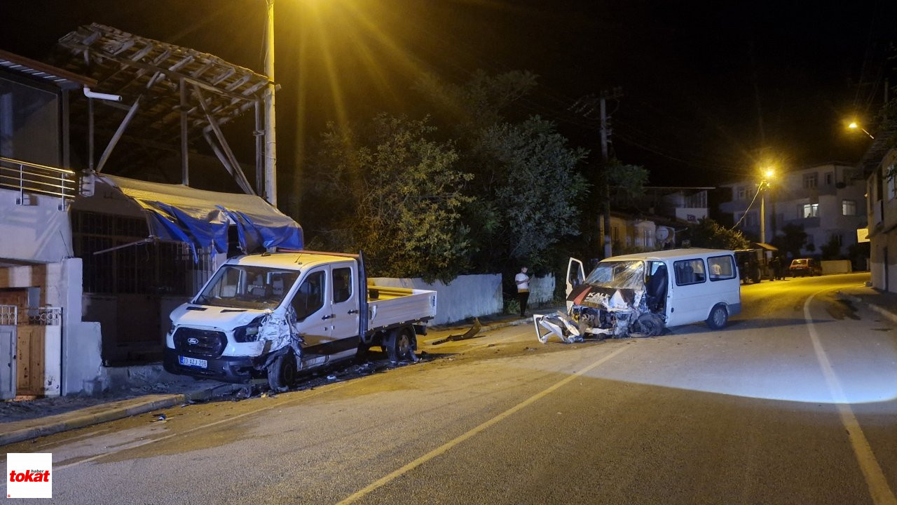 Tokat Haber1Aa 20250609 38227093 38227091 Tokatta Pikaba Carpan Minibusun Surucusu Yaralandi