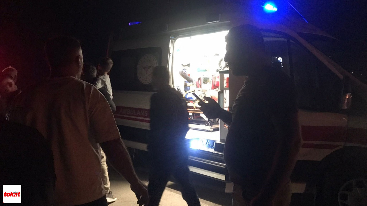 Traktör Ile Hafif Ticari Araç Çarpıştı 4 Yaralı4