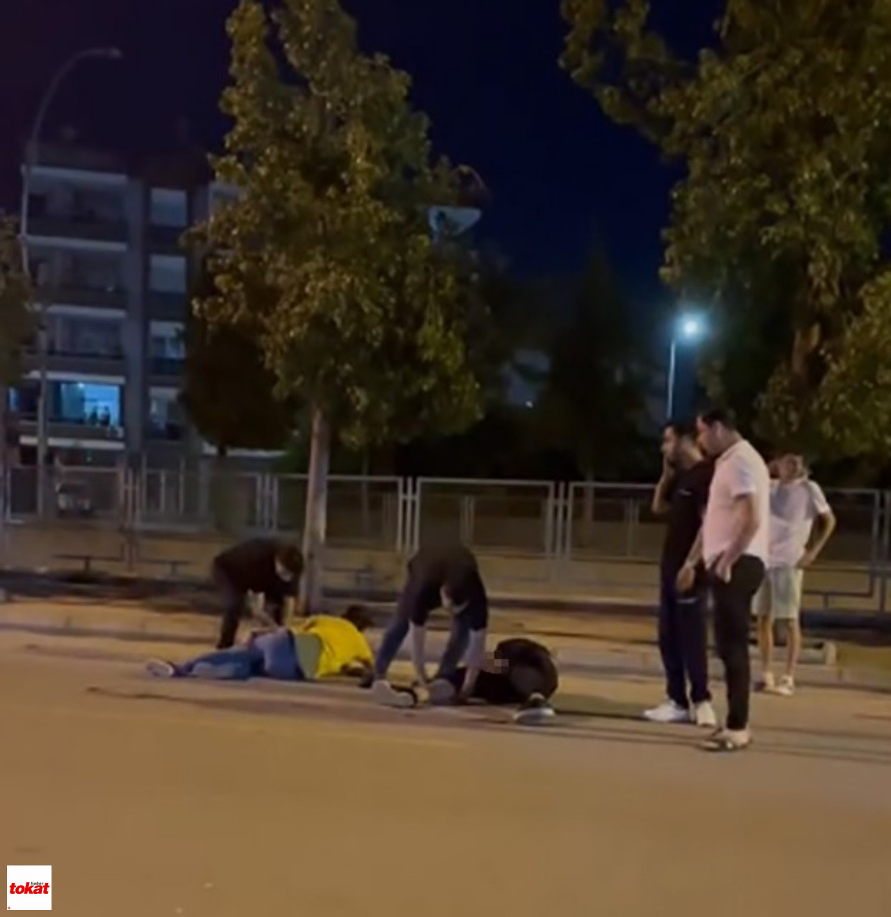 Yolda Yürürken Silahlı Saldırıya Uğrayan 2 Genç Yaralandı2