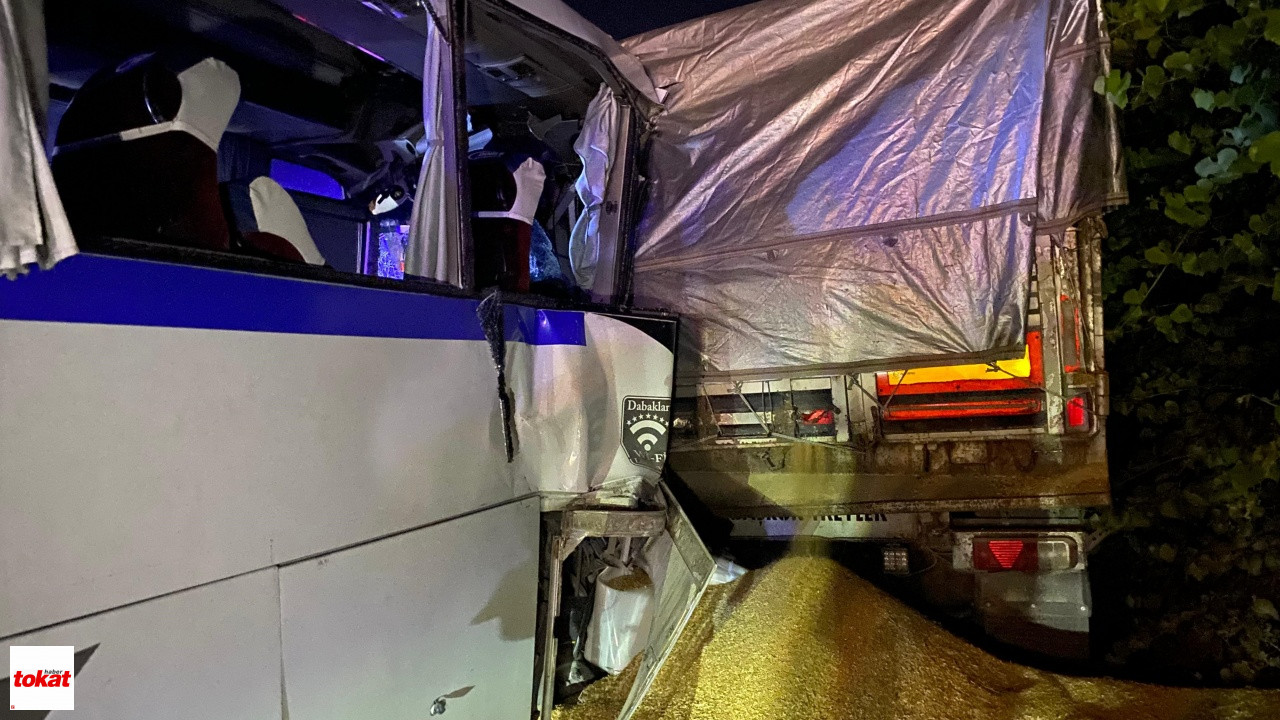 Yolun Kenarında Duran Tıra Işçi Servisi Çarptı