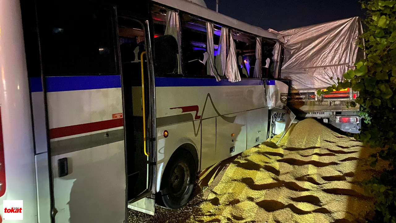 Yolun Kenarında Duran Tıra Işçi Servisi Çarptı5