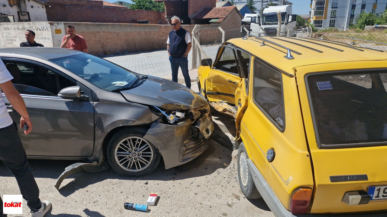 Zile Caddesi'nde Iki Otomobil Çarpıştı 3 Yaralı
