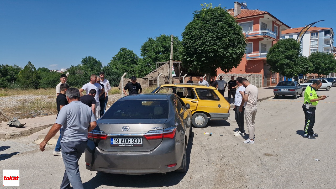 Zile Caddesi'nde Iki Otomobil Çarpıştı 3 Yaralı1