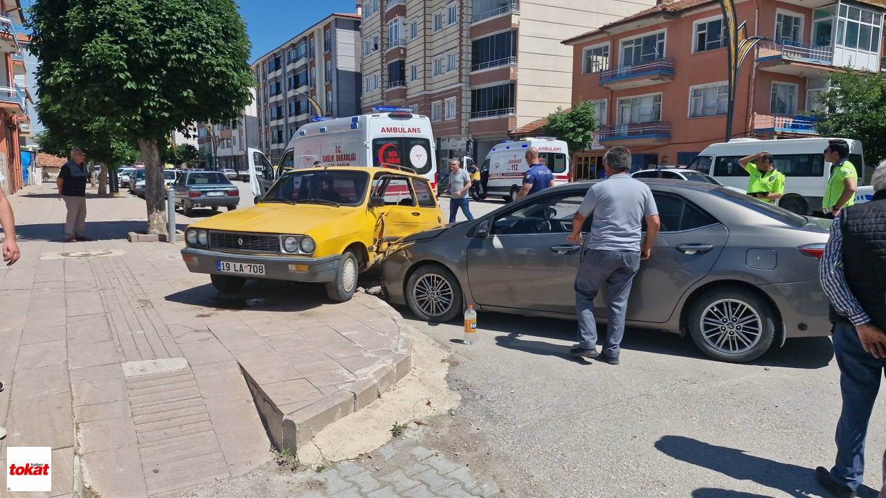 Zile Caddesi'nde Iki Otomobil Çarpıştı 3 Yaralı2