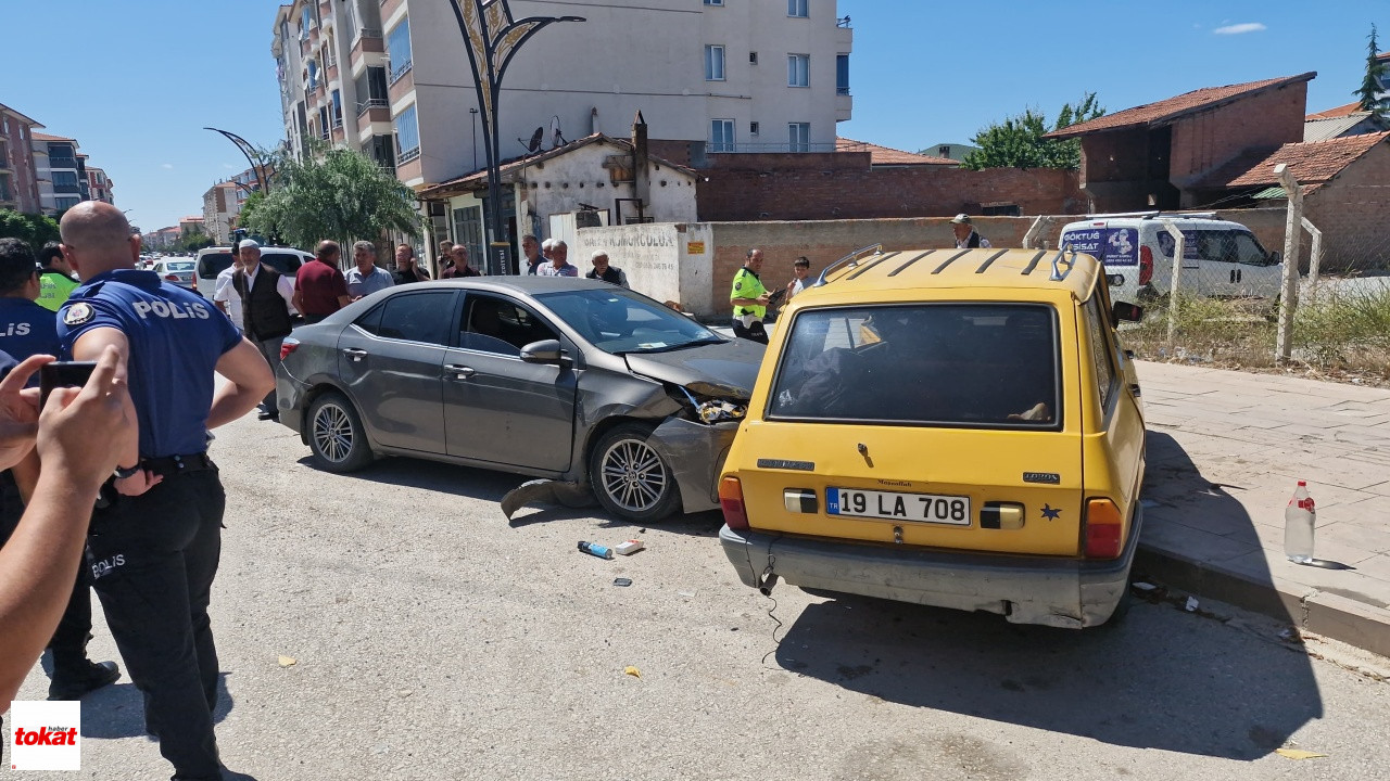 Zile Caddesi'nde Iki Otomobil Çarpıştı 3 Yaralı3