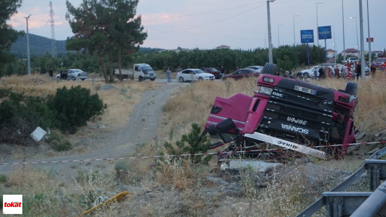 Domates Yüklü Kamyon Şarampole Devrildi 1 Ölü