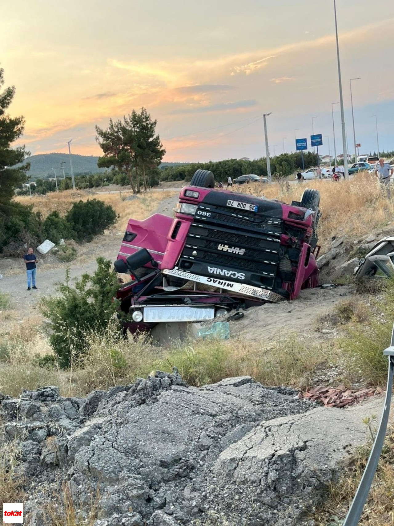 Domates Yüklü Kamyon Şarampole Devrildi 1 Ölü1
