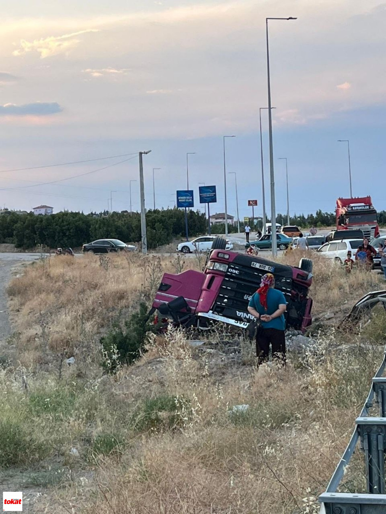 Domates Yüklü Kamyon Şarampole Devrildi 1 Ölü3