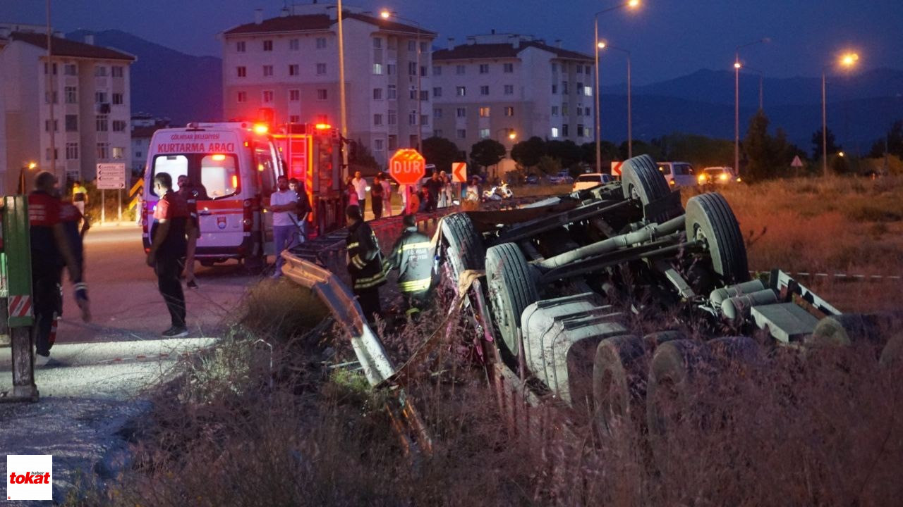 Domates Yüklü Kamyon Şarampole Devrildi 1 Ölü6