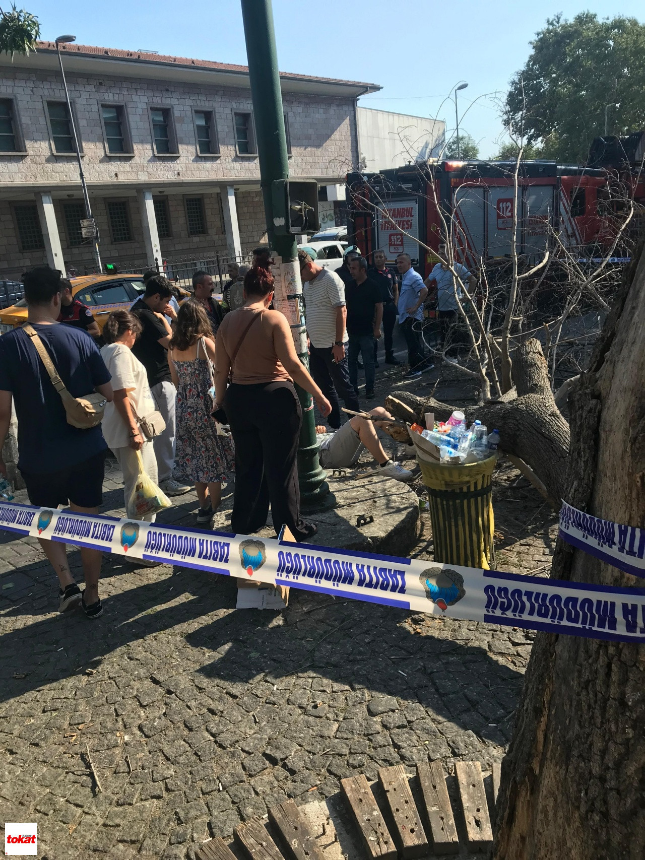 Kaldırımda Giden 3 Kişinin Üzerine Ağaç Devrildi