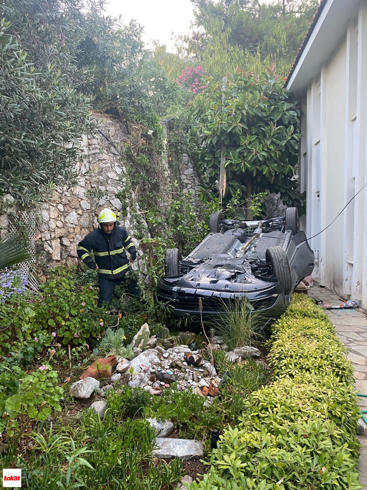 Otomobil Evin Bahçesine Uçtu 1 Ölü, 4 Yaralı1
