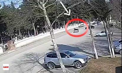 Tokat’ta Yola Atlayan Yayaya Otomobil Böyle Çarptı; Kaza Anı Kamerada!
