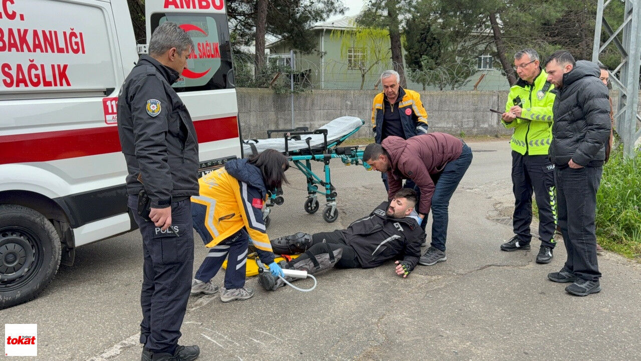İlaç Firmasının Motosikleti Doktorun Aracına Çarptı 1 Yaralı