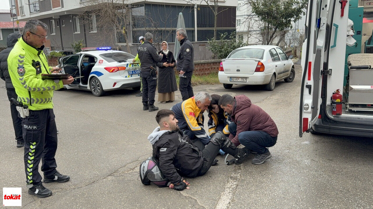İlaç Firmasının Motosikleti Doktorun Aracına Çarptı 1 Yaralı1