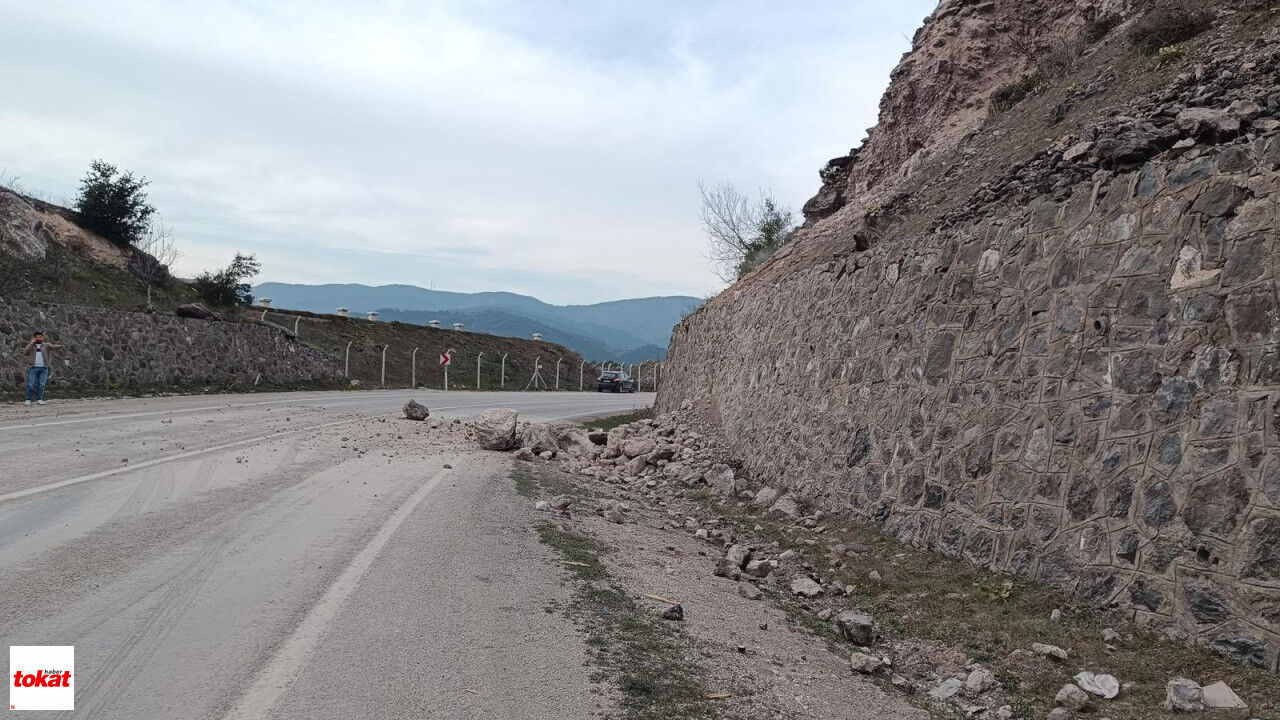 Tokat'ta Kaya Parçalarının Düştüğü Yolda Ulaşım Kontrollü Sağlanıyor1