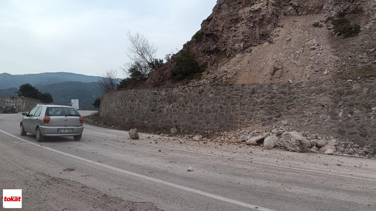 Tokat'ta Kaya Parçalarının Düştüğü Yolda Ulaşım Kontrollü Sağlanıyor2