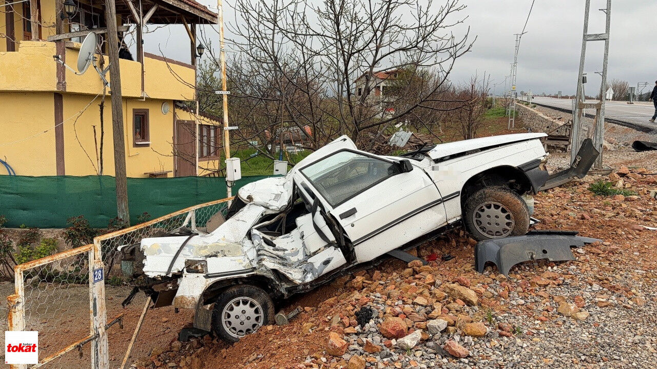 Elektrik Direğine Çarpan Otomobil Hurdaya Döndü