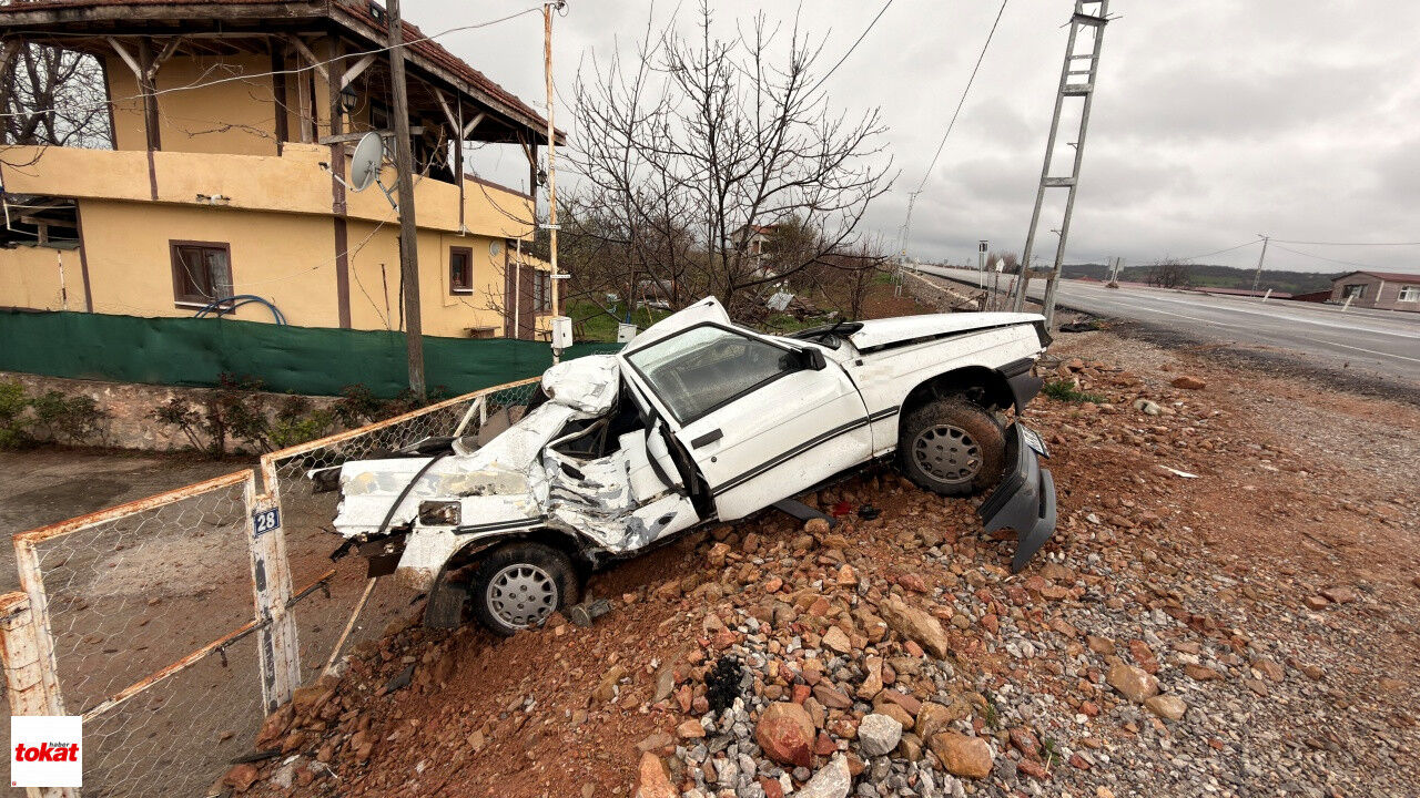 Elektrik Direğine Çarpan Otomobil Hurdaya Döndü2