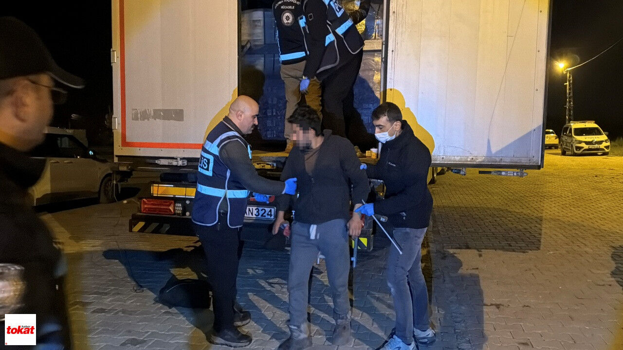 Hurma Ve Fıstık Yağı Yüklü Tırda 18 Kaçak Göçmen Yakalandı