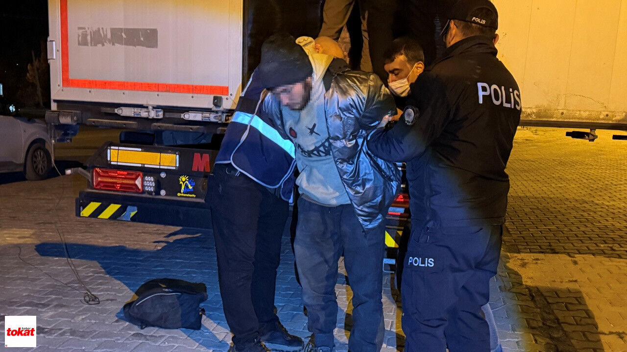 Hurma Ve Fıstık Yağı Yüklü Tırda 18 Kaçak Göçmen Yakalandı2