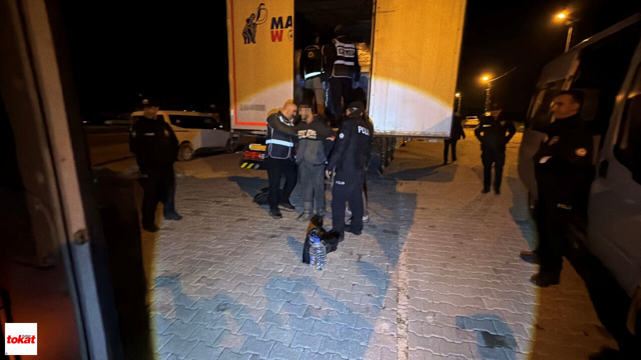 Hurma Ve Fıstık Yağı Yüklü Tırda 18 Kaçak Göçmen Yakalandı3