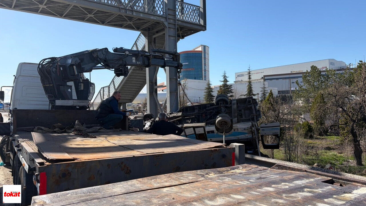 Özel Halk Otobüsü Köprü Direğine Çarptı 5 Ölü, 15 Yaralı2