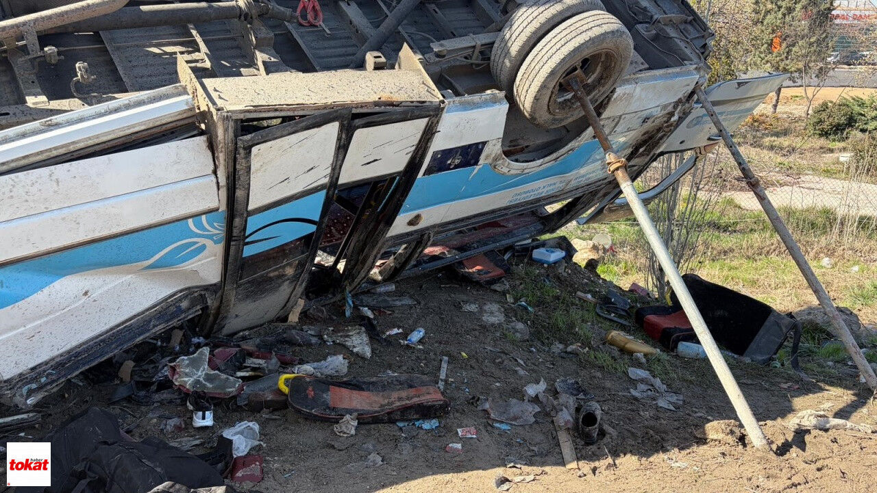 Özel Halk Otobüsü Köprü Direğine Çarptı 5 Ölü, 15 Yaralı3