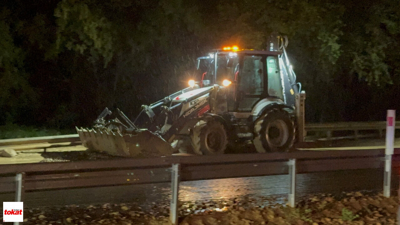 Tokat Sivas Kara Yolu Yaşanan Taşkın Nedeniyle Kısa Süreli Trafiğe Kapandı