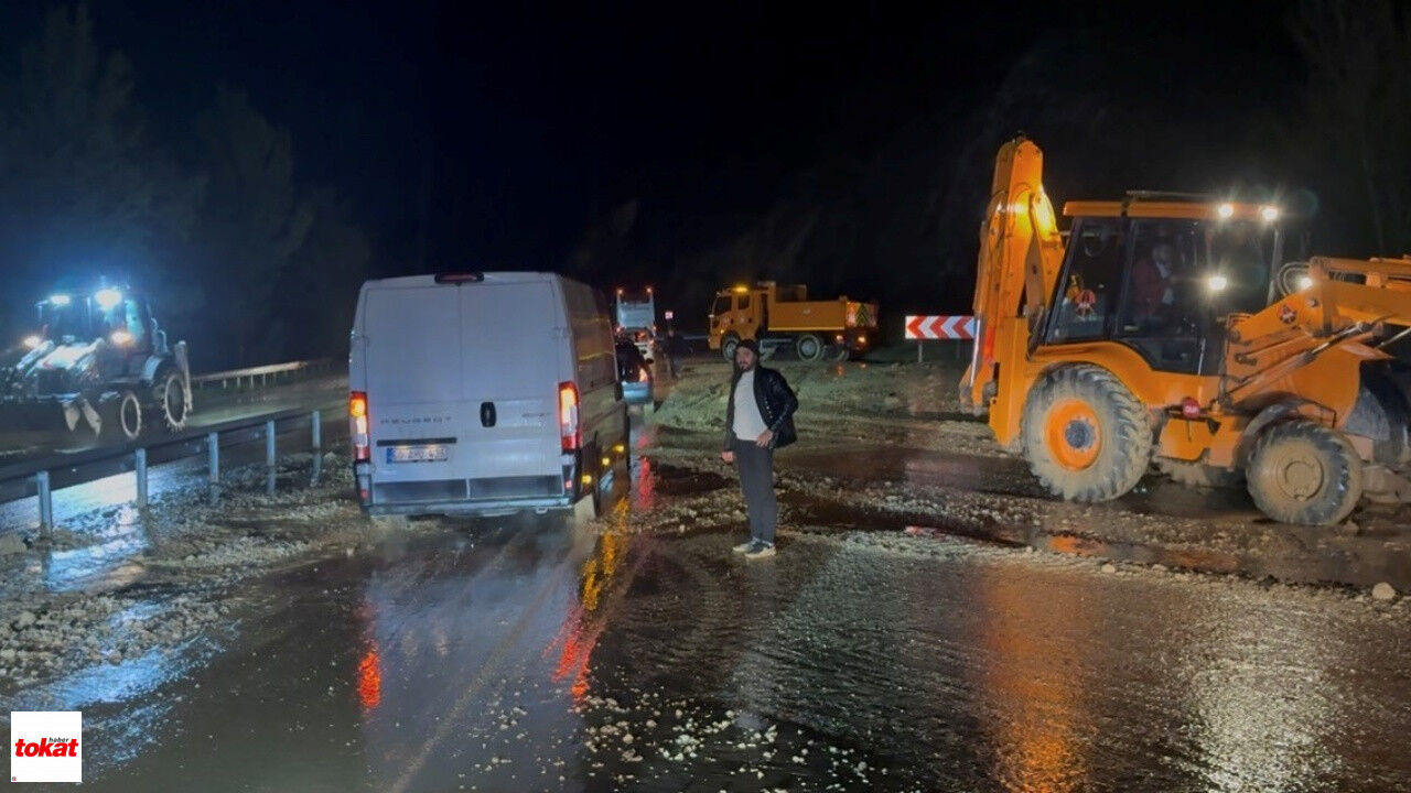 Tokat Sivas Kara Yolu Yaşanan Taşkın Nedeniyle Kısa Süreli Trafiğe Kapandı4