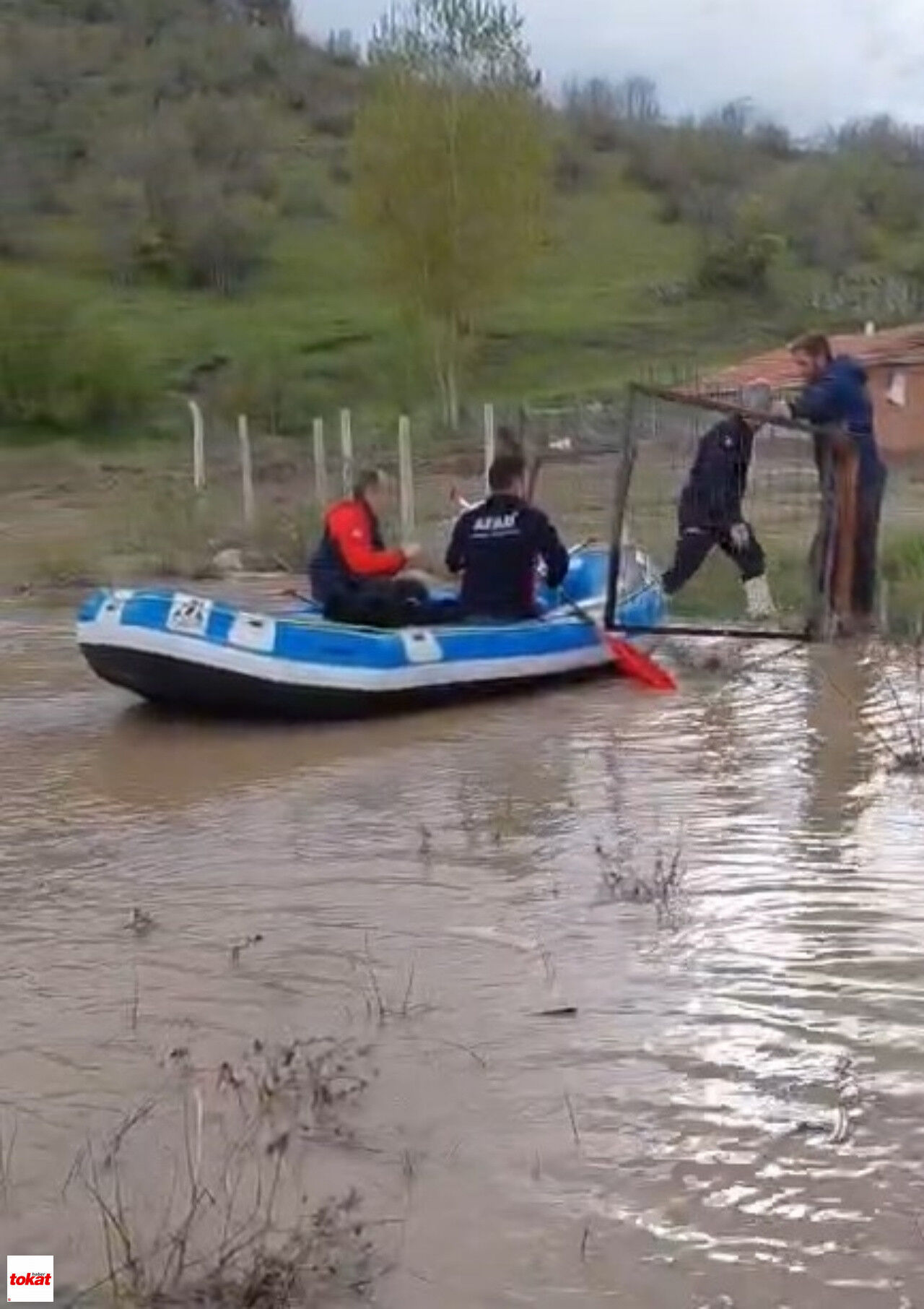 Tokat'ta Evlerinde Mahsur Kalan Vatandaşlar Afad Botları Ile Kurtarıldı2
