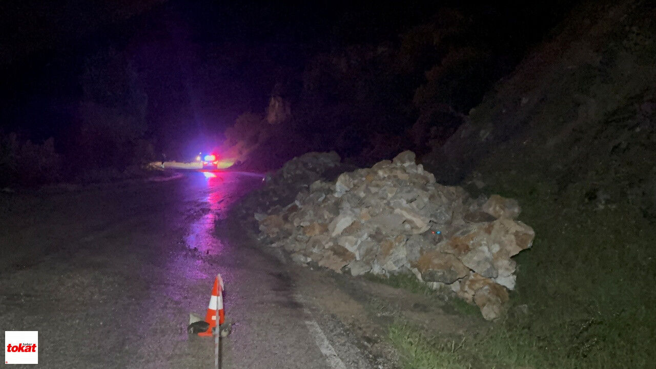 Tokat’ta Yamaçtan Kopan Kaya Parçaları Yola Savruldu
