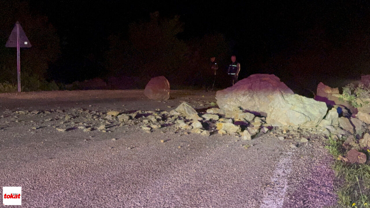 Tokat’ta Yamaçtan Kopan Kaya Parçaları Yola Savruldu1