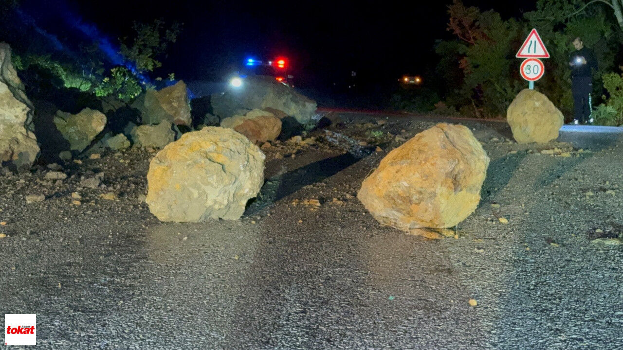 Tokat’ta Yamaçtan Kopan Kaya Parçaları Yola Savruldu2