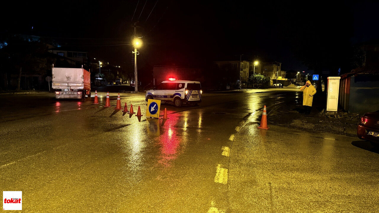 Turhal’da Taşkın Riskine Karşı Bazı Cadde Ve Sokaklar Araç Trafiğine Kapatıldı