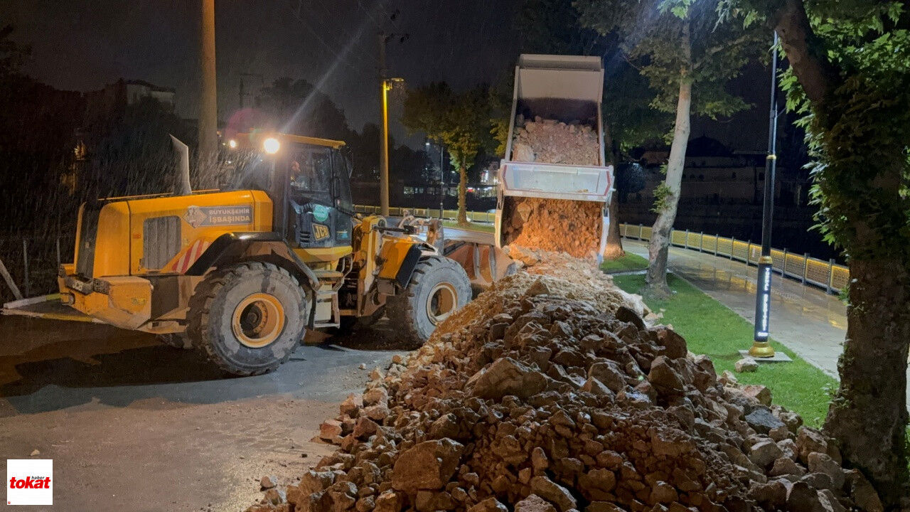 Turhal’da Taşkın Riskine Karşı Bazı Cadde Ve Sokaklar Araç Trafiğine Kapatıldı1