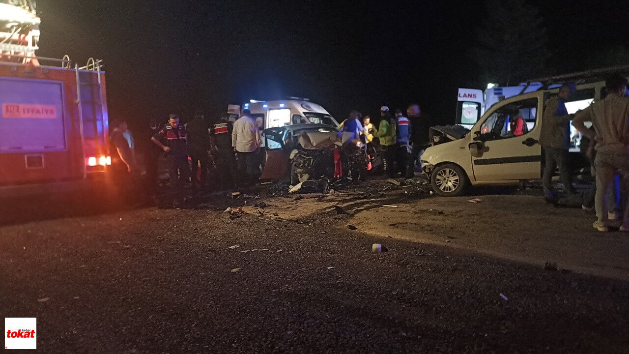 Iki Araç Kafa Kafaya Çarpıştı 4'Ü Ağır 8 Yaralı