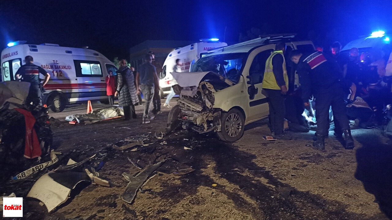 Iki Araç Kafa Kafaya Çarpıştı 4'Ü Ağır 8 Yaralı1