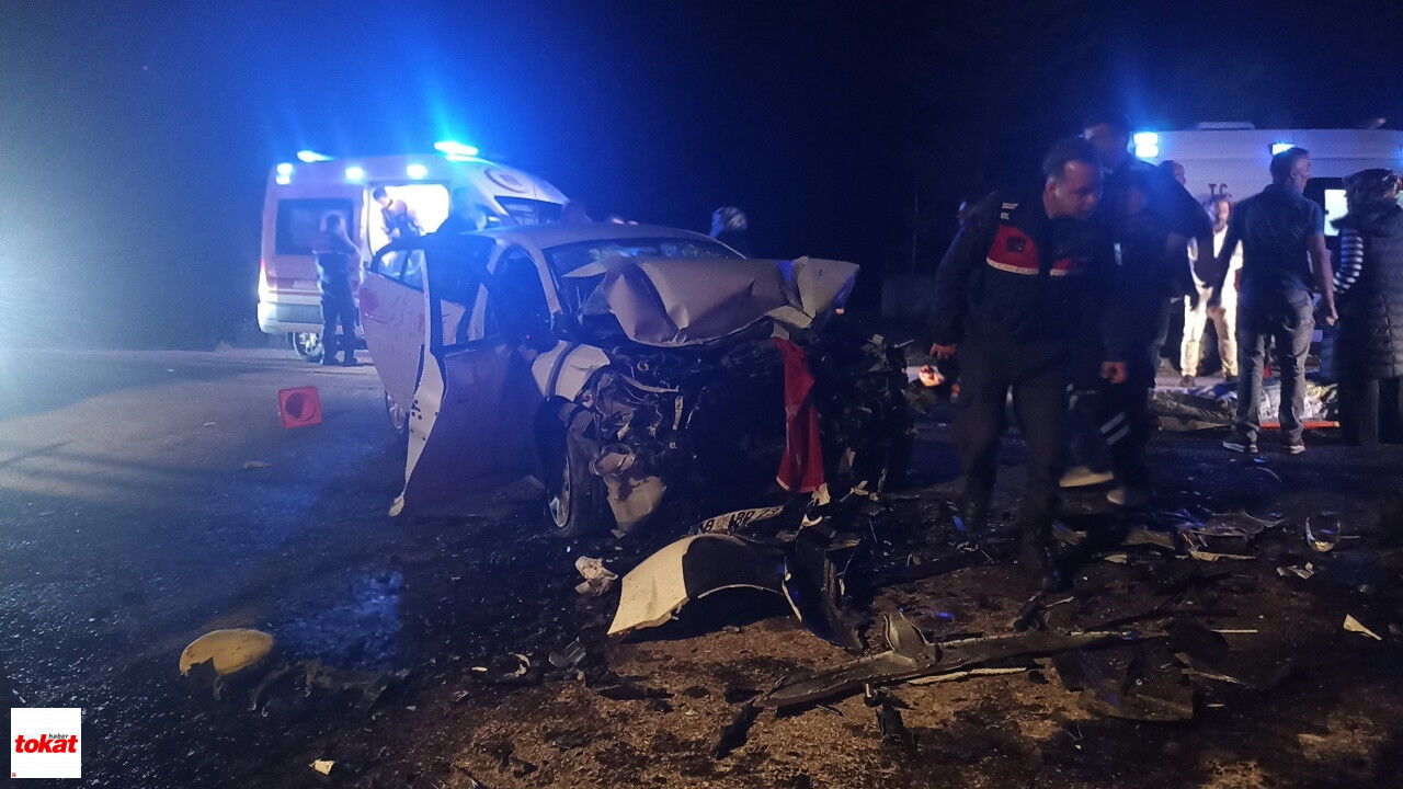 Iki Araç Kafa Kafaya Çarpıştı 4'Ü Ağır 8 Yaralı2