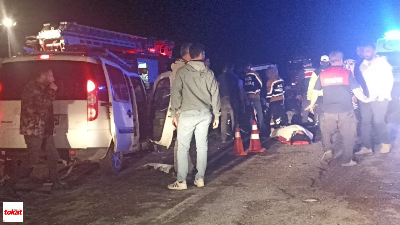 Iki Araç Kafa Kafaya Çarpıştı 4'Ü Ağır 8 Yaralı6