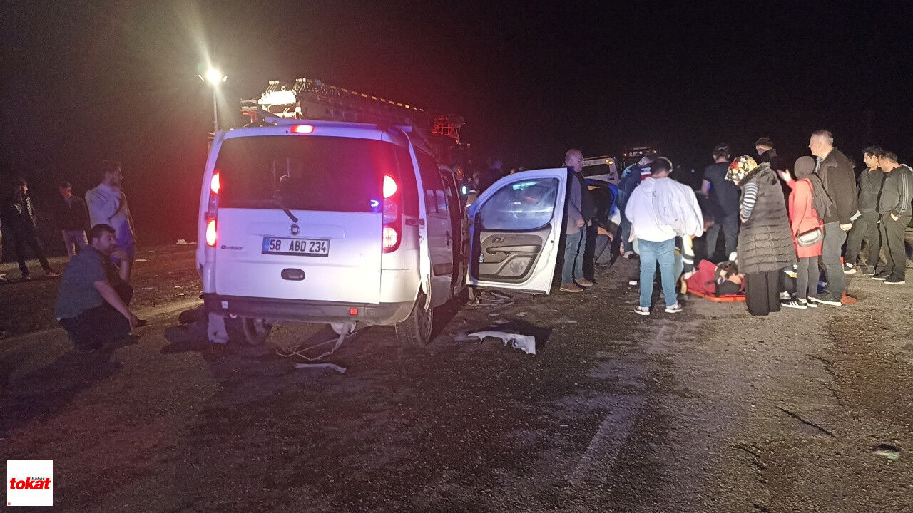 Iki Araç Kafa Kafaya Çarpıştı 4'Ü Ağır 8 Yaralı8