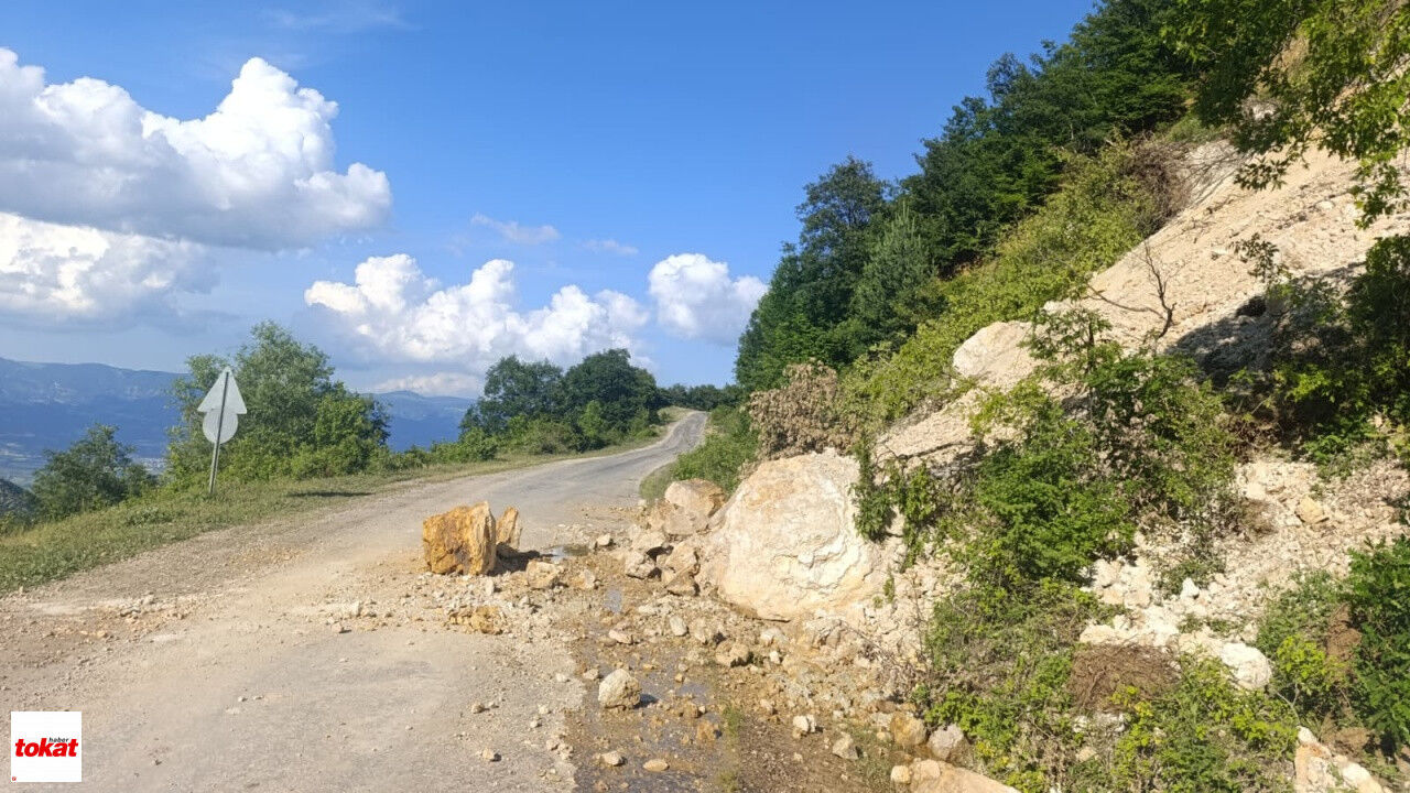Tokat'ta Aşırı Yağışların Etkisi Köy Yolunu Kapattı Kaya Parçaları Ulaşımı Durdurdu1
