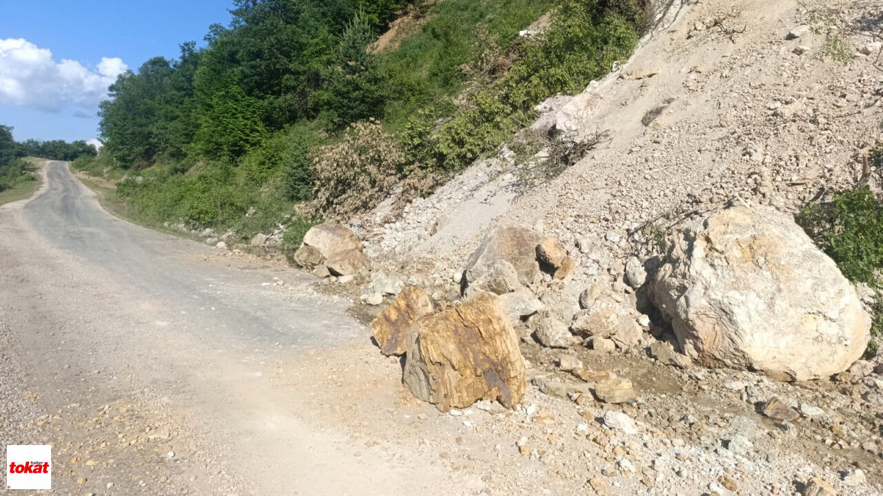Tokat'ta Aşırı Yağışların Etkisi Köy Yolunu Kapattı Kaya Parçaları Ulaşımı Durdurdu2