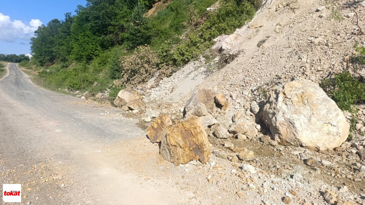 Tokat'ta Aşırı Yağışların Etkisi Köy Yolunu Kapattı Kaya Parçaları Ulaşımı Durdurdu3