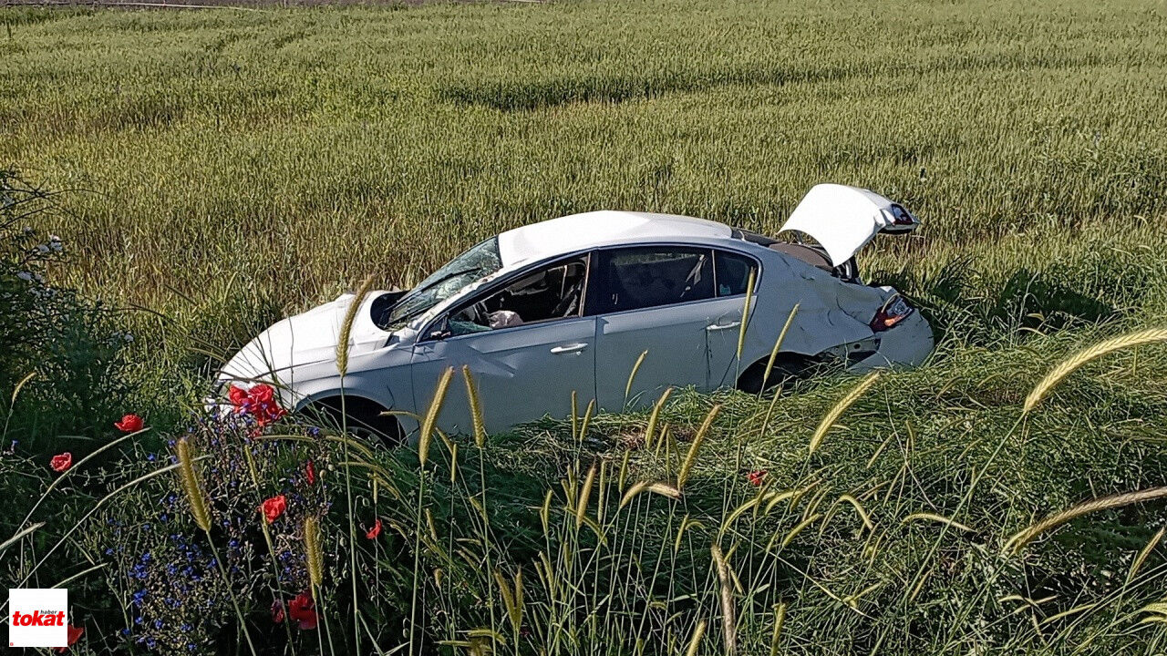 Tokat'ta Otomobil Ile Çarpışan Traktör Ikiye Bölündü 2 Yaralı